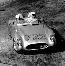 Stirling Moss mit Beifahrer Denis Jenkinson mit dem Mercedes-Benz 300 SLR Rennsportwagen bei der Mille Miglia Siegfahrt, 1955. 